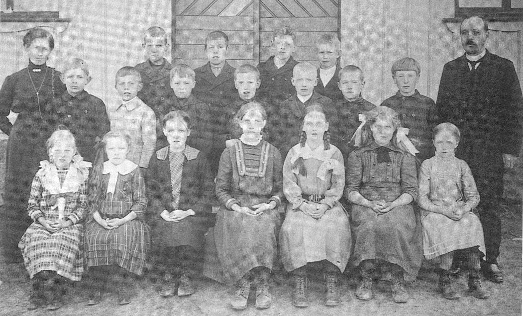 Lärare vid skolan 1891 var Anders Johan Pettersson f. 1829, g. 1864 med Anna Jansdotter f. 1843. Efter begärt avsked 1893 flyttade familjen till gården Skarbo nr.