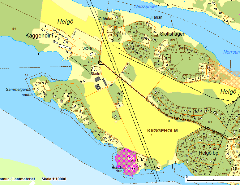 8(28) Natur, topografi och geologi Helgö utgör en ö i Mälaren avskuren med ett smalt sund i norr mot Ekerö. Helgö är ca 5 km långt i öst-västlig riktning samt 1,5 km som bredast.