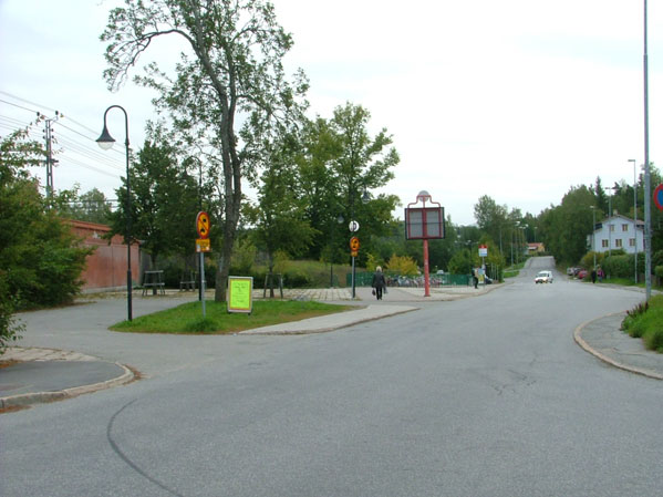 Figur 7 - Skiss över Järna station idag. (Källa: Kollektivtrafik till Hölö) Figur 8 - Området framför Järna station, östra sidan. 3.1.