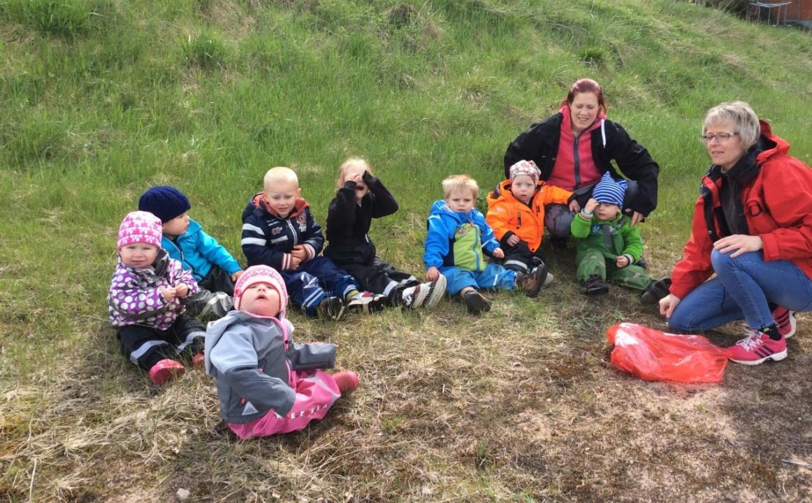 De minsta barnen (1-3 år) var på lekplatsen i Lillegården för att leta saker som inte hör hemma i naturen. Barnen hittade tio saker b.la. en sax, en docka och en mössa.