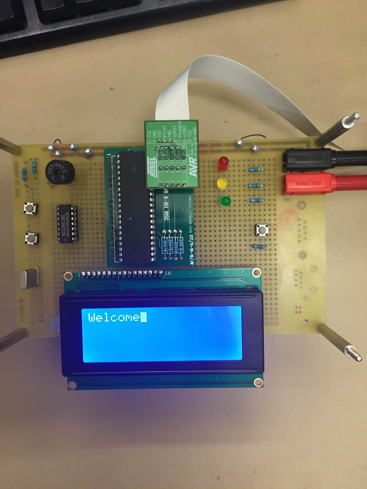 Digitala projekt (EITF11) kretsen och en multimeter samt debuggern i AVR-Studio användes för att felsöka. Hårdvaran fungerade efter en del omarbetning som önskat. 4.