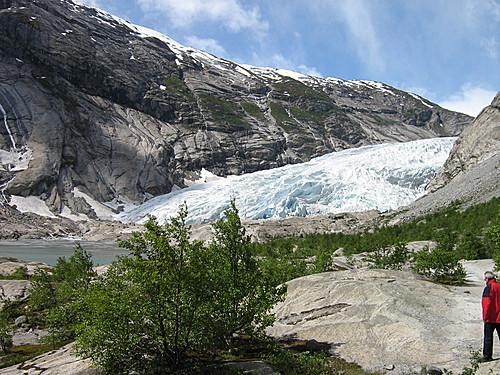 Varför skulle inte hans teori kunna stämma och att glaciärernas smältning är fullt naturliga. 8.