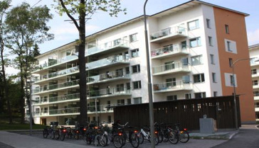 Kv Blå Jungfrun, Farsta. Svenska Bostäder (Uppmätt xx kwh/m2, kolla med Pia) Svenska Bostäder har i Farsta ett område med flerbostadshus sedan 2009 byggda av Skanska.