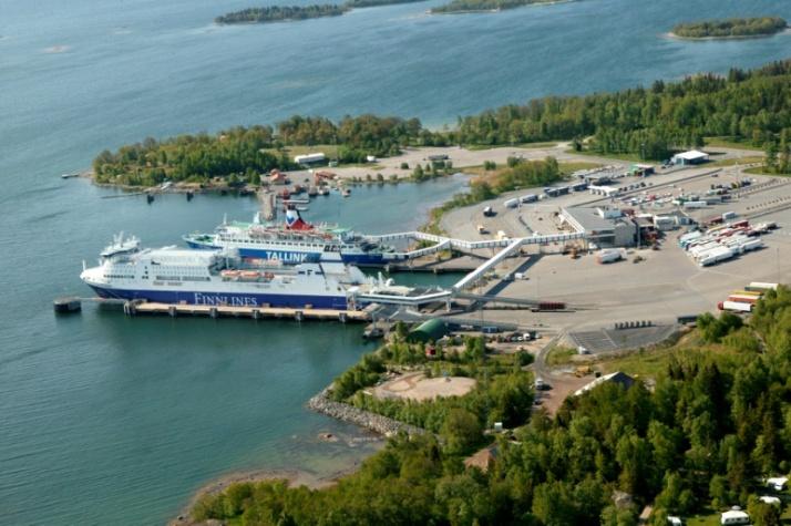 Järnväg Från Hargshamn, Östhammars kommun, norr om Hallstavik ansluter Norrtälje kommuns enda befintliga järnväg till Hallsta Pappersbruk.