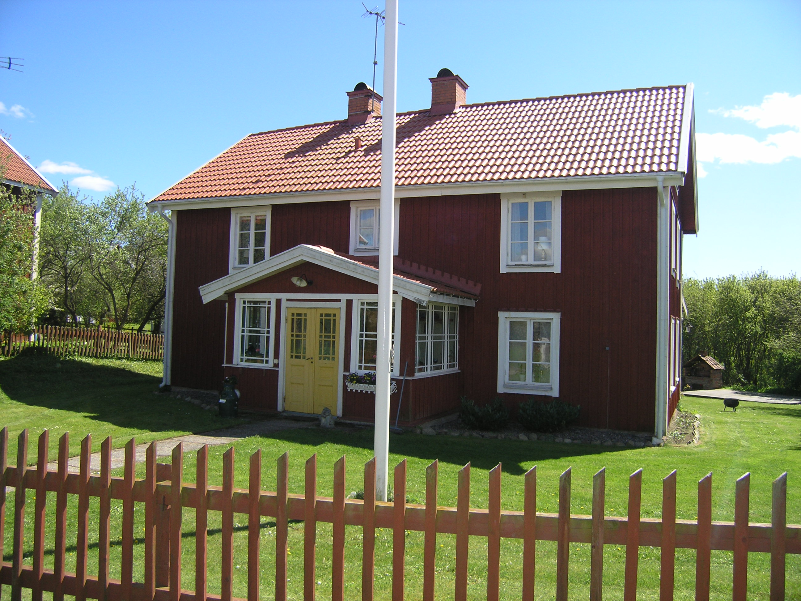 Högsby Drageryd 503 Drageryd Här är det charmiga 1800 talshuset med en omgivning som påminner om Bullerbyn, allt renoverat med omsorg. Huset i mycket bra skick, nyare kök, bergvärme, nytt tak.