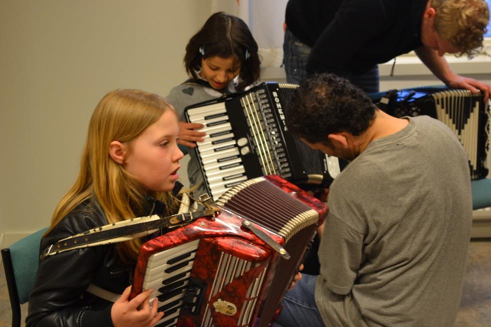 Fre 26 april Musikskolans Fusiongrupp framträder på Dragonskolan. Suzukikonsert med fiol- och violagrupperna i stora orkestersalen kl. 18.