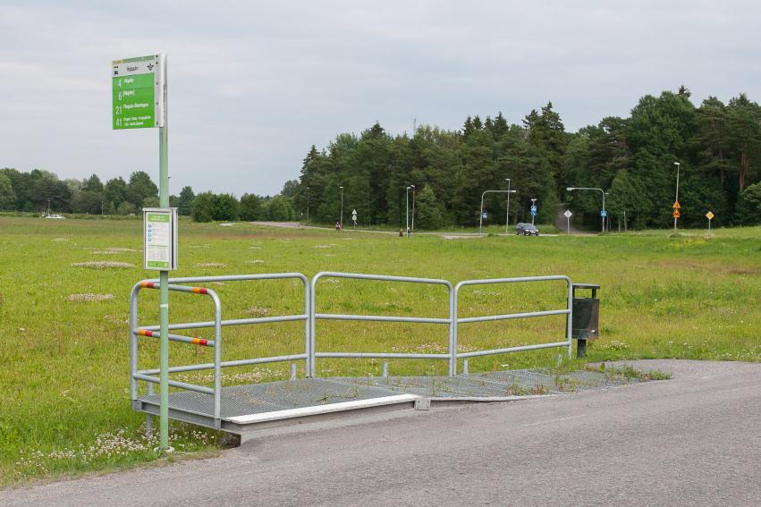 Problem med tung trafik som fastnat (väg 915) kan lösas med förändrat väghållarskap så att kommunen istället reglerar trafiken och kan förbjuda tung trafik längs vissa sträckor.