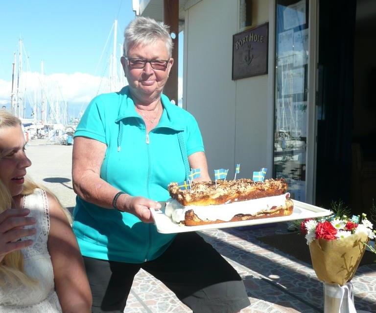 HURRA! Agneta fyller pensionär, o det måste firas. Tårta o kaffe ute i hamnen blev det för alla svenskar på plats!