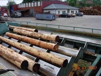 Exempel: frekvensstyrning vid ett sågverk 2 stegmatare (stegvis matning av stockar i höjd- och sidled) Tidigare: Hydrauliska drifter med en motor à 22 kw per stegmatare.