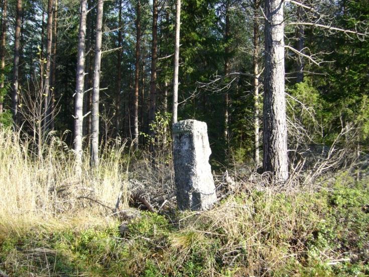 9 Bild 3. En av de gamla kilometerstolparna. Miljöskydd och störningar i miljön Området är ett lugnt skogsområde med liten genomfartstrafik.