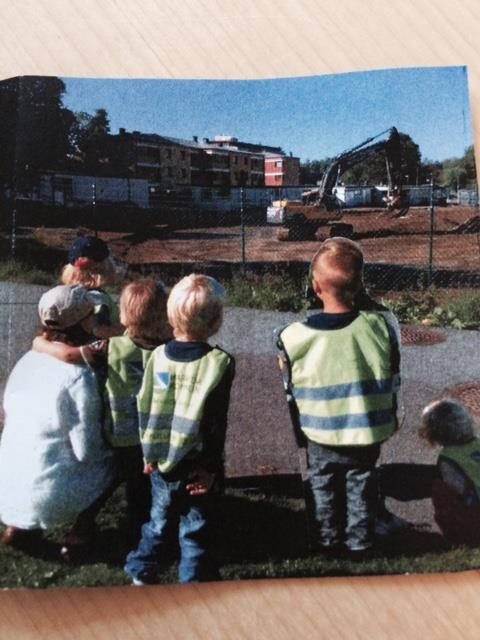 Barnen blev fascinerade av de stora maskinerna och fordonen och ett bilprojekt startade.