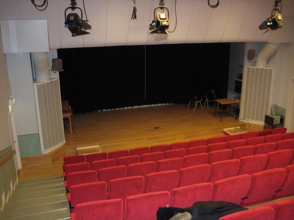4.8 Kapprum utanför Hörsal D Hörsalen ligger i källarplan och används bland annat för filmvisning och diverse teaterarrangemang.