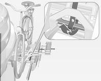 62 Förvaring 6. Sätt också fast båda cykelhjulen på den tredje cykeln mot hjulhållarna med spännbanden.