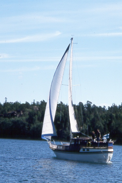 Mälaren. Därefter genom hela Mälaren och ut i Östersjön via Södertälje eller Stockholm. Normalt tar det minst 2 dagar att segla denna sträcka med alla slussningar och broöppningar man måste vänta på.