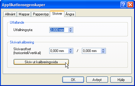 3. Klicka på Skriv ut kalibreringssida. 4. Ta ut papperet ur skrivaren. Vik papperet horisontellt och vertikalt på mitten. Den prickade linjen visar aktuella kalibreringsinställningar. 5.