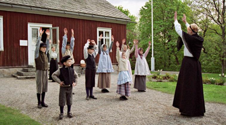 VÄLA SKOLA Väla skola kommer från byn Väla i Västergötland. Den är en av alla de skolor som byggdes på landet i Sverige vid mitten av 1800-talet.