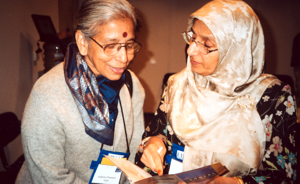 Kalpana Dasgupta, Indien och Rashidah Begum, Malaysia i samspråk på IFLA workshop om biblioteksföreningsarbete.