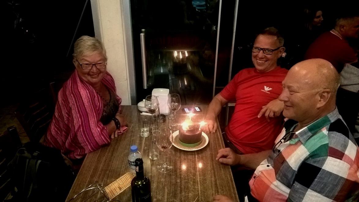 60 år för Pelle och det firade vi med en god bonn filé(oxe) o restaurangen kom in med en tårta som en extra överraskning. Alla på resturangen var med o sjöng happy berthday to you.