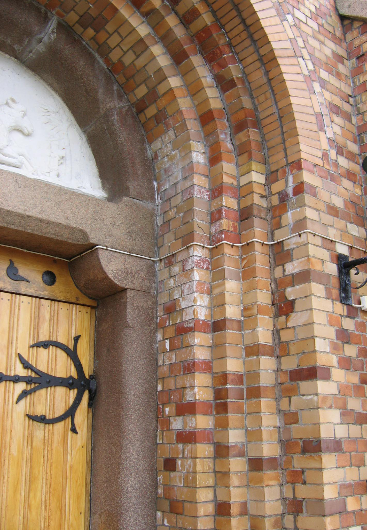 Fuktproblematik i oputsade kyrkor Metoder, material och