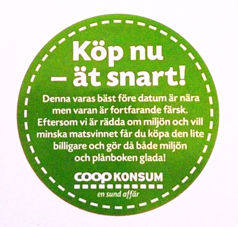 Ät snart -etiketter är framtagna av Coop för varor med Bäst före-datum men personalen anser att de även passar på dessa andrasorteringsfrukt och grönsaker.