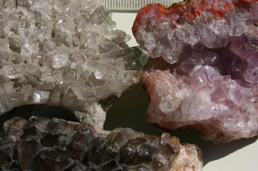 Del 2 3.1 Silikater Silikater är den största mineralgruppen i jordskorpan och de byggs alla upp av kiseltetraedrar.