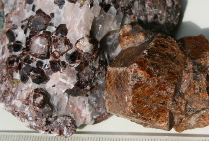 3.1.3 Granat Granat (Fig. 17) är inte namnet på ett mineral, utan på en mineralgrupp. De har alla den kemiska formeln X3Y2(SiO4)3, där X och Y refererar till olika platser i strukturen.