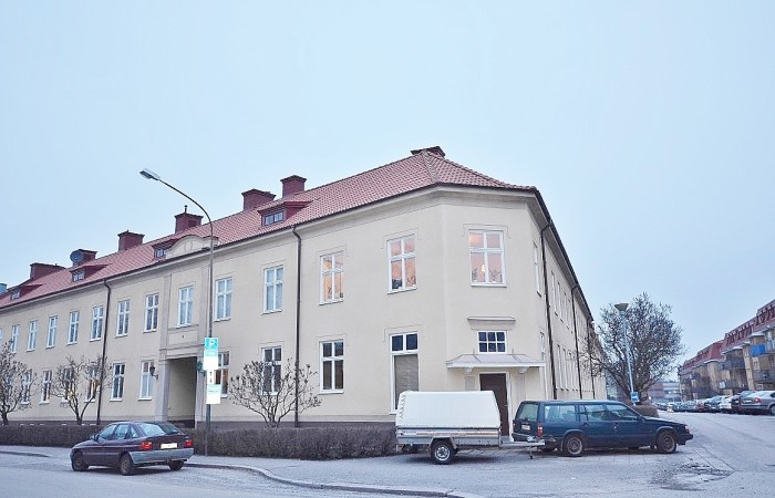 Lugnt centralt läge nära till tågstationen, mataffär och parker.