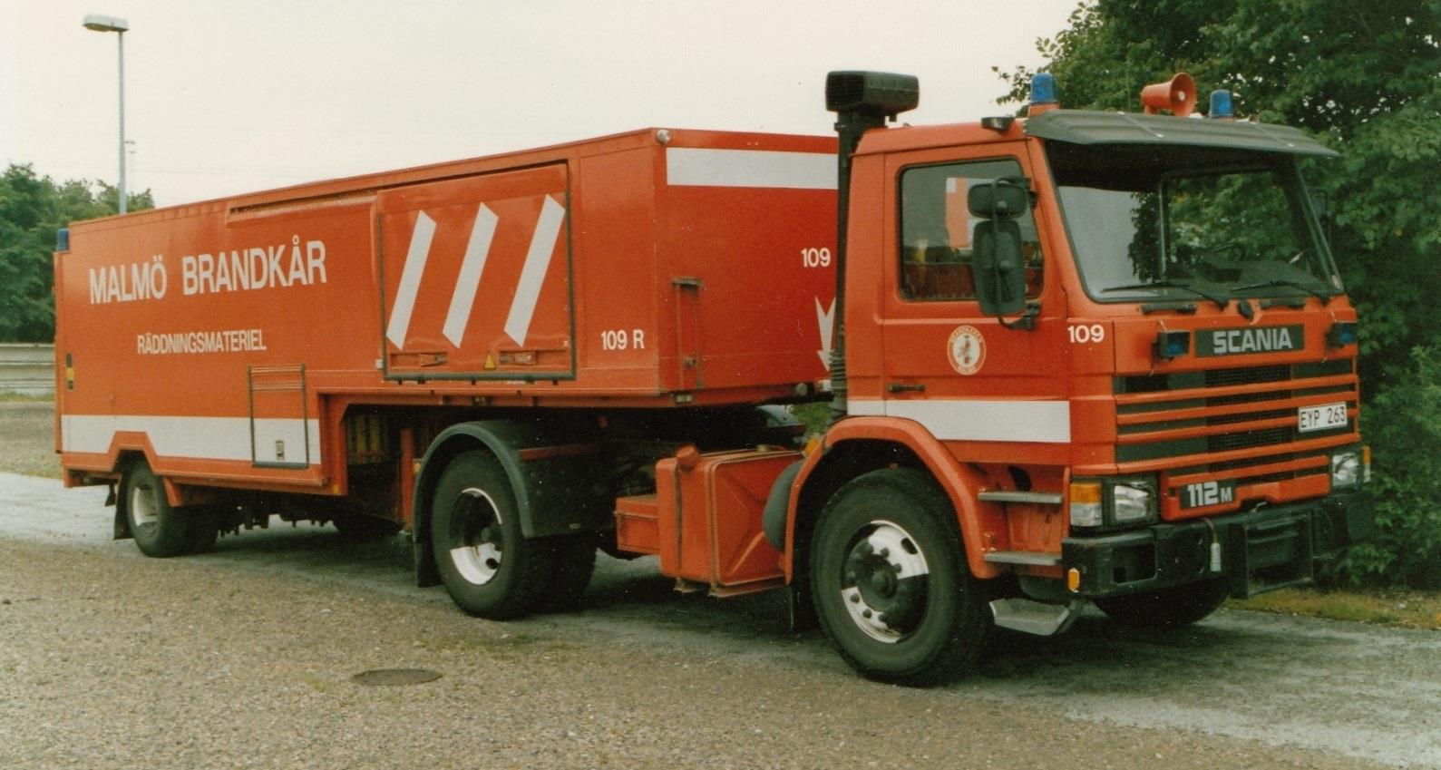 Finntrailer. Det var räddningsvagn och en skumsläckningsvagn. Till dessa beställdes en dragbil typ Scania P114-82.