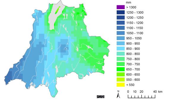 De skuggade partierna avser maximivärdet, 75:e percentilen, 25:e percentilen och minimivärdet av årsmedelnederbörden från samtliga klimatberäkningar. Medianvärdena presenteras som svart linje.