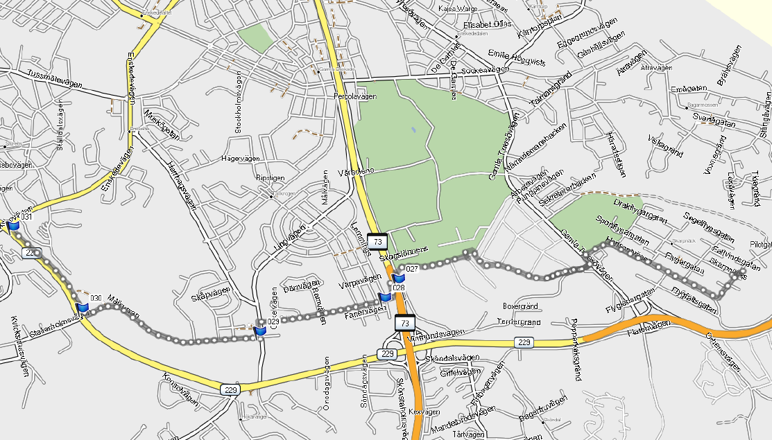 62 Det skyltade stråket Gullmarsplan Skarpnäck varierar mycket. Det mesta går i blandtrafik. När det gäller vägvisningen ställs cyklisten inför 26 vägval.