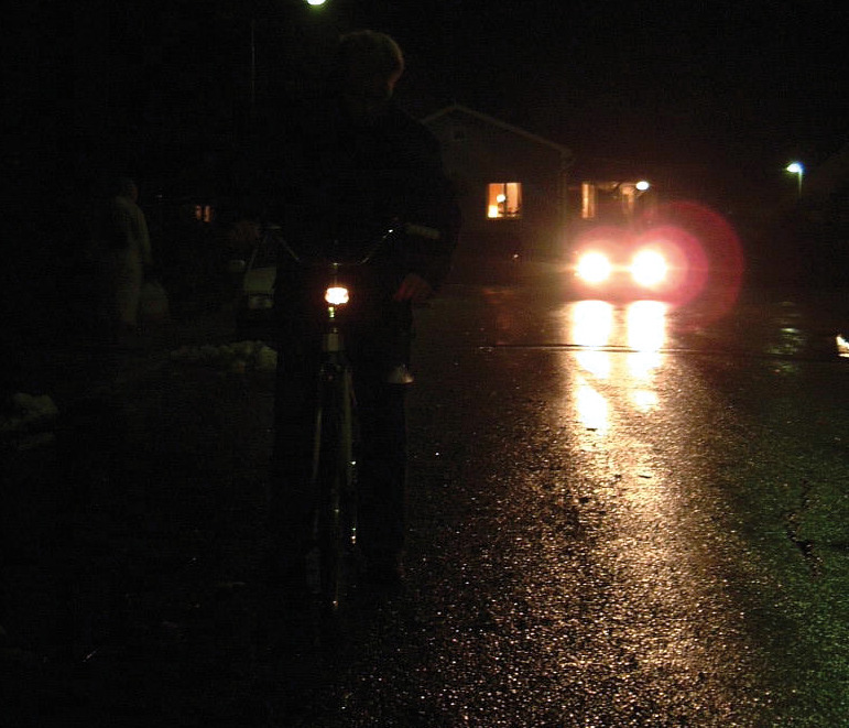 A cykla i mörker Även om du cyklar i stan är det vik g t med bra belysning i skymning och mörker e e rsom bilister har svårt a se dig.