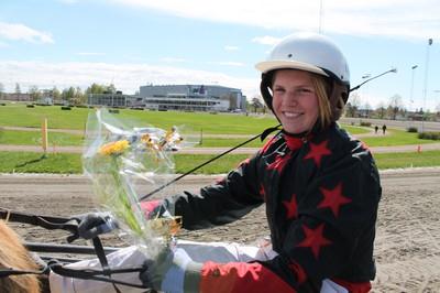 Prisutdelning i stallkurvan 1640 m Tempo: 2.40 1640 1. Texas Trot Fanny Byström 1860 2. Premino Jessica Johansson 1880 3.