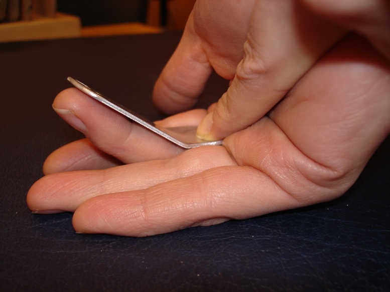 Figur 5. Omsluter skiva 15. 6. Identifiering av fingrarnas extrinsicextensionsdefekt i PIP-leden. Skenan med olika ledvinklar ( 60-10 grader) läggs på volarsidan av fingrarna.