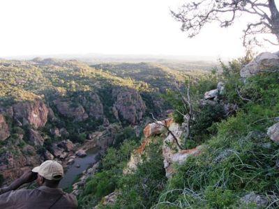 12 THE OUTPOST FAKTA KNAPPT 1 TIMMES BILRESA FRÅN PAFURI CAMP, 3½ TIMMARS BILRESA FRÅN PIETERSBURG FLYGPLATS OCH 6½ TIMMARS BILRESA FRÅN JOHANNESBURG FLYGPLATS SÄSONG HELA ÅRET