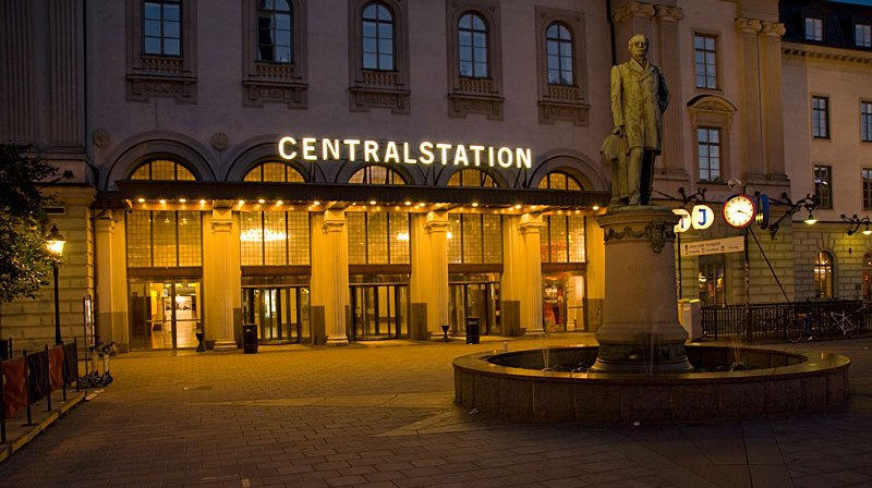 3 2.2 Stockholm Centralstation Stockholms centralstation uppfördes under slutet av 1800-talet. Nu skall huset grundförstärkas på grund av att det håller på att sätta sig.
