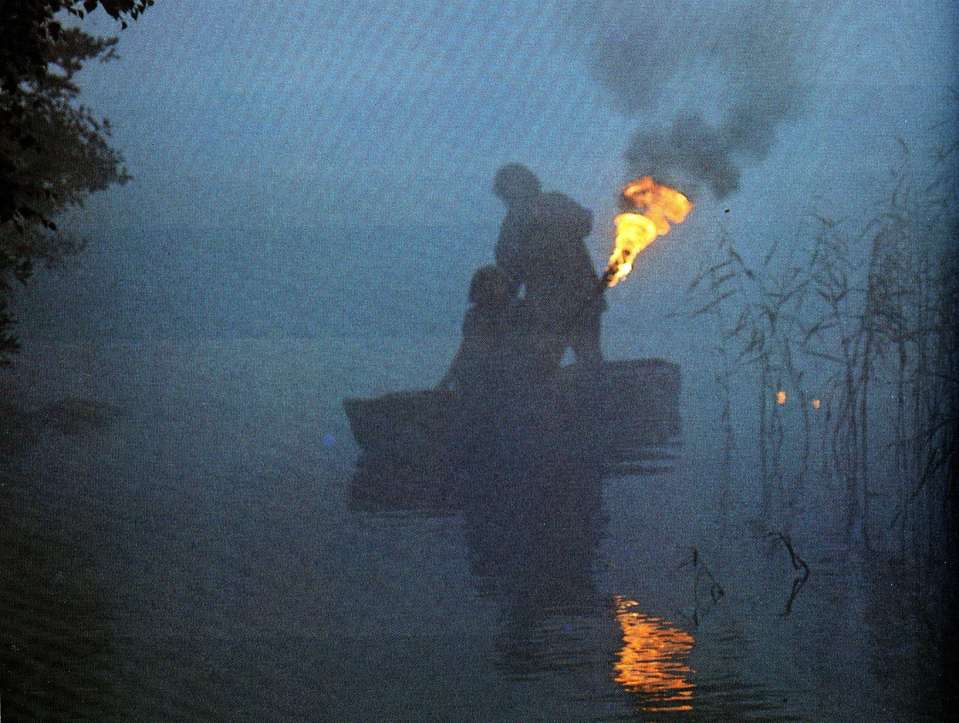 SAMMANFATTNING Först så trodde man att runorna kom från gudarna. Idag så tror man att de kommer från ett av våra vanliga alfabet; det latinska, det grekiska eller det etruskiska.