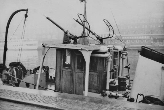 Ångsprutbåten ACTIVE i inre hamnen, invid Fyren. Ursprungligt utseende. Bogserbåt hos hamnförvaltningen som kompletterats för brandsläckning. Disponerades av brandkåren från 1894.