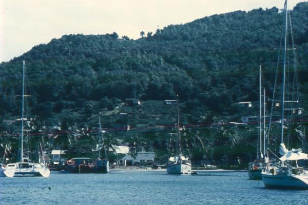 2014-9-14 Sailing with Dilly Dally 1987-88 Carlisle Bay är visserligen skyddad från passadvinden men vågorna från Atlanten rullar ändå runt och kan tidvis åstadkomma en präktig dyning som ger upphov