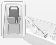 150 Körning och hantering Strömläge tändning på: tryck in och håll kvar Engine Start/Stop-knappen i 6 sekunder utan att trampa ned kopplings- eller bromspedalen.