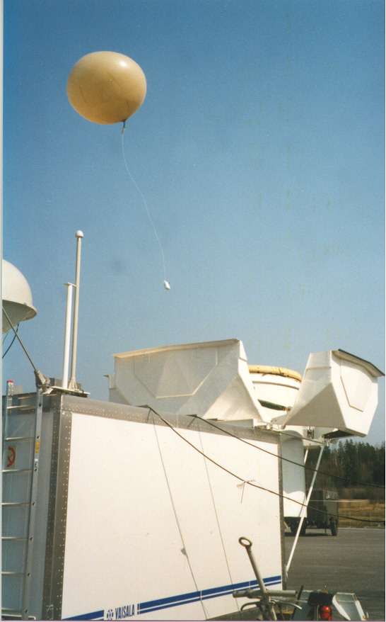 Ballongsläpp Ballong med radisond på väg upp i