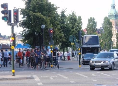 Cykel i korsningspunkter LTH genomförde en översikt gällande råd och riktlinjer för korsningspunkter mellan cyklande och övrig trafik.