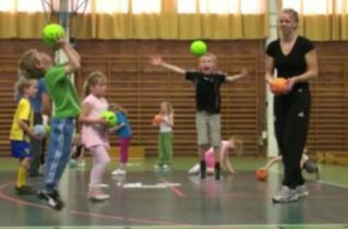 Hur kan en handbollsskola fungera? Stockholms Handbollförbunds mall på hur en handbollsskola kan organiseras och genomföras. Här finner ni en mall på hur en handbollsskola kan fungera i en förening.