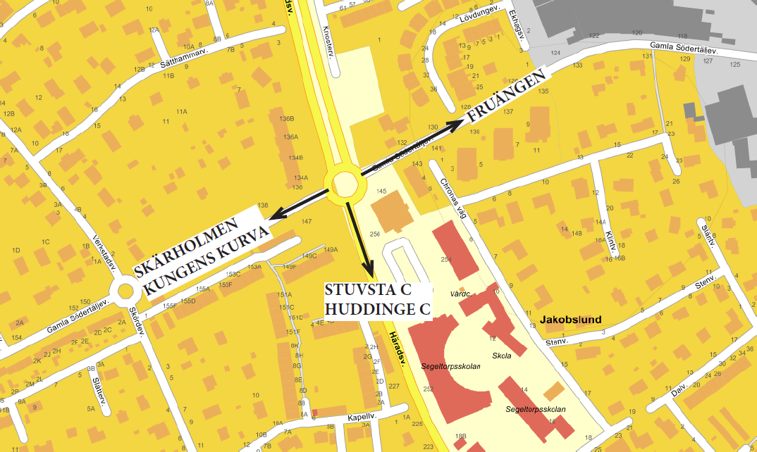 Beskrivning av Segeltorps centrum Läge och kommunikationer Segeltorp ligger i Huddinge kommuns nordvästra hörn, angränsande till Stockholms kommun, och har en befolkning på cirka 6600 invånare.