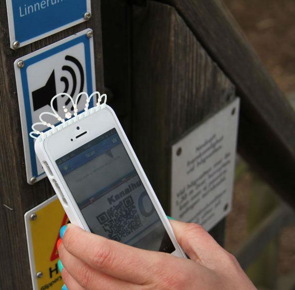 Så fungerar QR-koden QR-koder (Quick Respones) är en genväg för smartphoneanvändare att nå information på en befintlig hemsida för t ex en kommun eller ett företag.