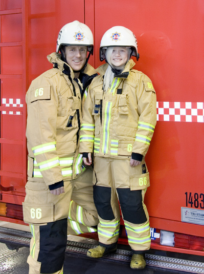1. Hur du kan bli brandman VISA BILDEN Brandman och vardagsbrandman tillsammans. PP bild 1 Räddningstjänsten vill att tjejer och killar ska utbilda sig till brandmän!