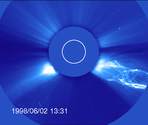 Hur rymdväder mäts FOI-R--1464--SE Figur 7. En avbildning av solkoronan med LASCO C2 där det klart och tydligt kan ses hur plasmat i en koronamassutkastning har ett spiralformigt utseende.