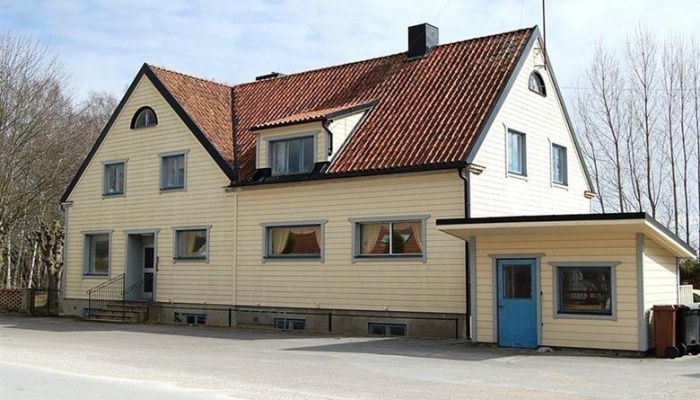 Län Gotland Gatuadress Kommun Gotland Storlek 10 rum (7 sovrum) / 450 m² Tillträde tidigast Enligt överenskommelse " Stor välmående fastighet på södra Gotland.