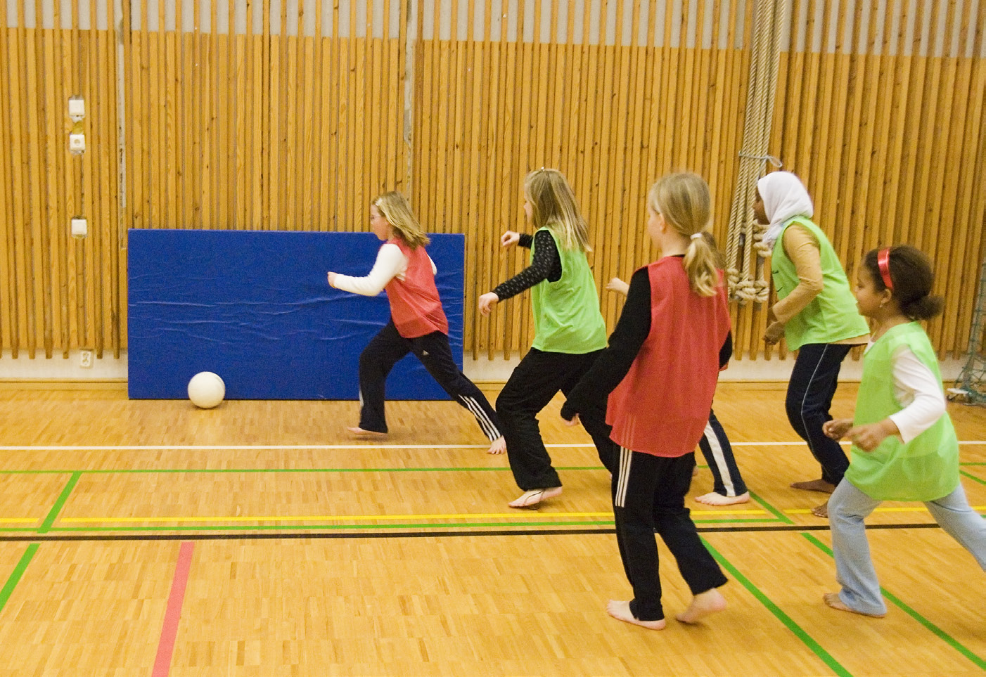 Den arrangerande skolan förväntas bjuda gästande lag på skolmat.