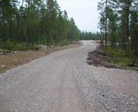 2mindre hjälpkran. Tornen lyfts på plats i sektioner och bultas ihop med fundamentet. Därefter monteras maskinhus och rotorblad.