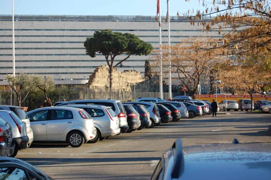 Stazione Termini Efterkrigspolicyn att inkorporera muren med byggnaden på ett transparent vis är inte längre prioriterad, vilket illustreras av expansioner av det kommersiella området på entréplan.